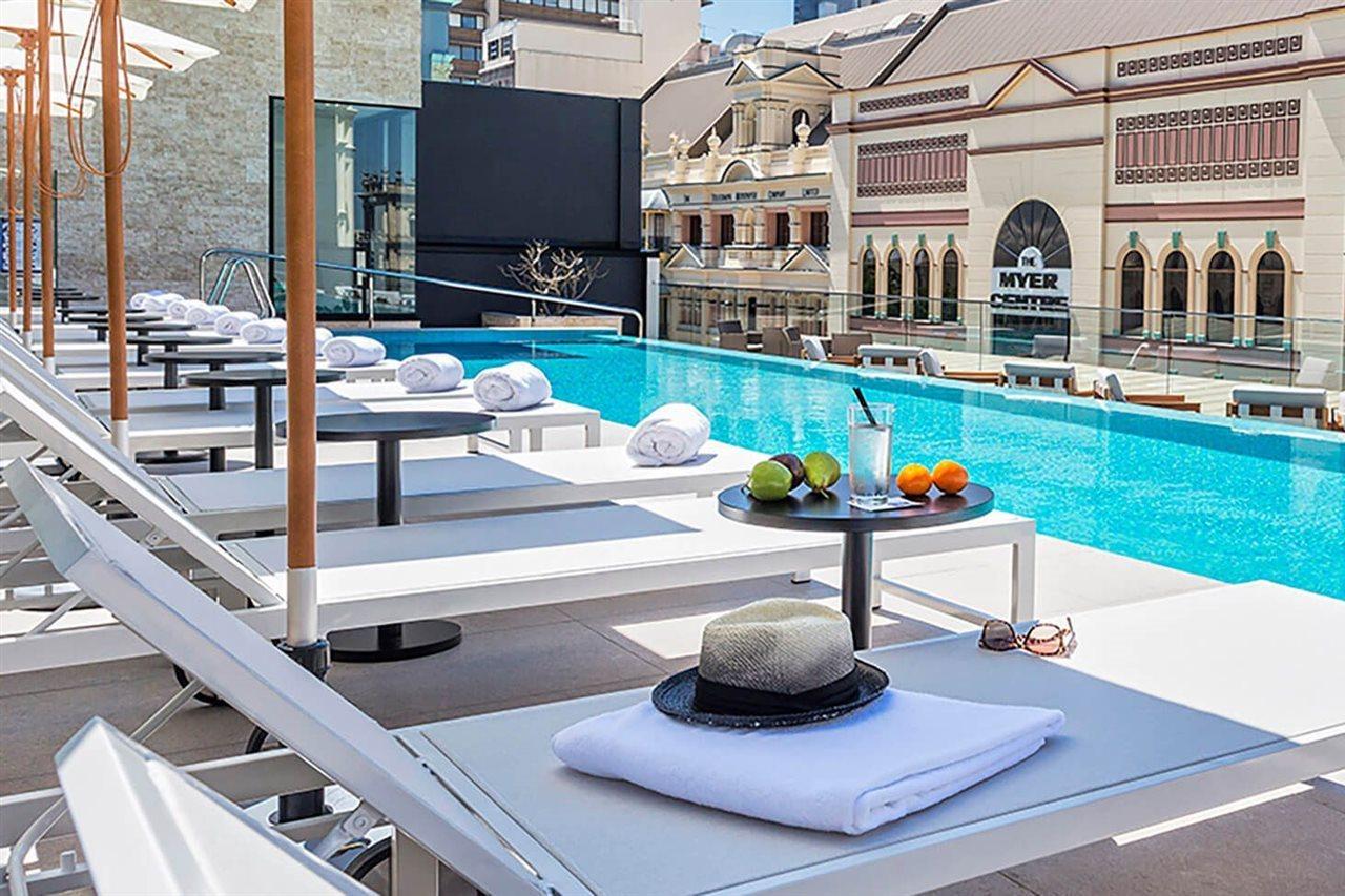 Hyatt Regency Brisbane Hotel Exterior photo The pool at the hotel